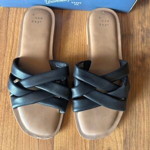 Universal Thread Black Cosette Flat Sandal size 8